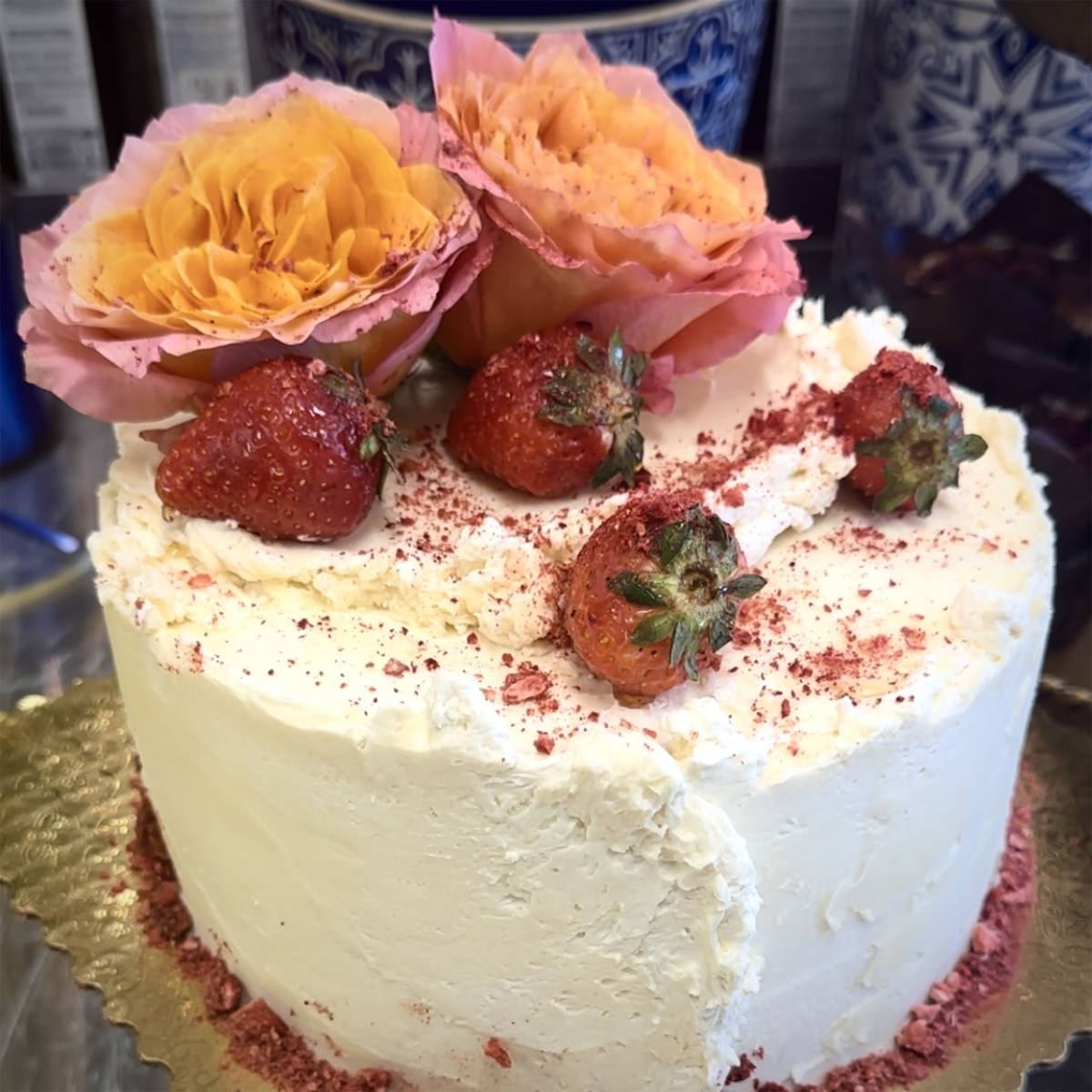 White cake with strawberries and roses